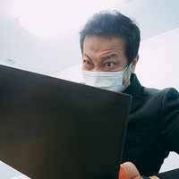 サーバー更新作業中にエラーを起こしたエンジニアの写真