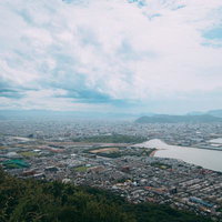 屋島城跡からの高松市街と瀬戸内海の眺め、橋と山並みを望むの写真