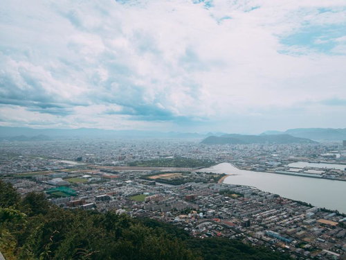 屋島城跡からの高松市街と瀬戸内海の眺め、橋と山並みを望む