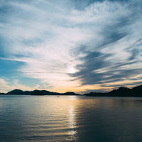 夕焼けに染まる空と海に映るレイライン・夕暮れの静寂の写真