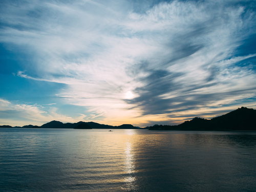 夕焼けに染まる空と海に映るレイライン・夕暮れの静寂
