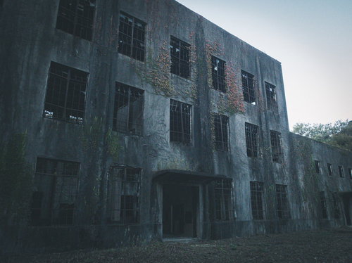 人気のない不気味な廃墟のコンクリート建物