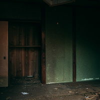 廃屋のボロボロに傷んだ古い押入れ - 劣化した木製収納の写真