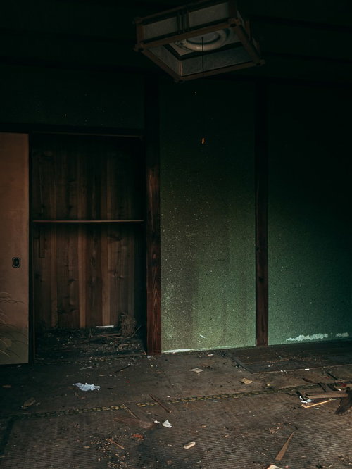 廃屋のボロボロに傷んだ古い押入れ - 劣化した木製収納