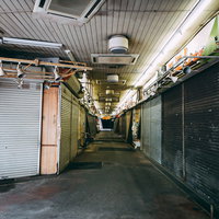 三和市場のアーケード内、殆どの店舗がシャッターで閉まった様子の写真