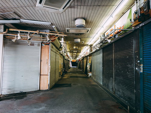 三和市場のアーケード内、殆どの店舗がシャッターで閉まった様子