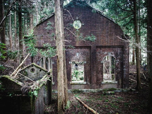 森の中にたたずむボロボロに朽ち果てた廃発電所跡