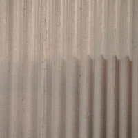 光が映る波状金属板のテクスチャーの写真