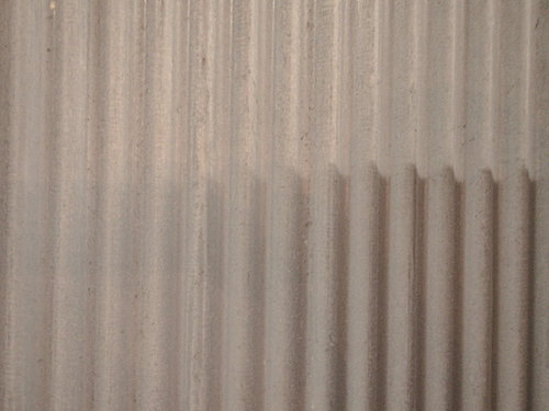 光が映る波状金属板のテクスチャー