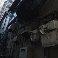 室外に設置された白いガスメーターと排気口、ダクトの写真