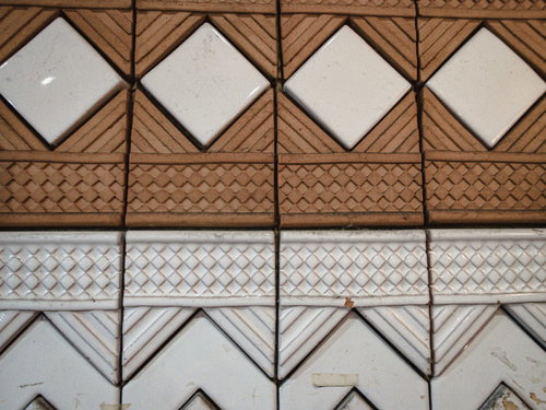 白とベージュの幾何学模様入りタイル外壁のテクスチャー