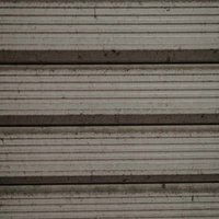 汚れた金属製シャッターのテクスチャの写真