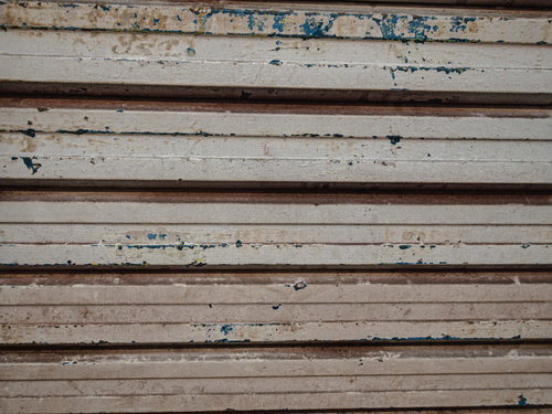 汚れと錆びが目立つ劣化したシャッターのテクスチャ