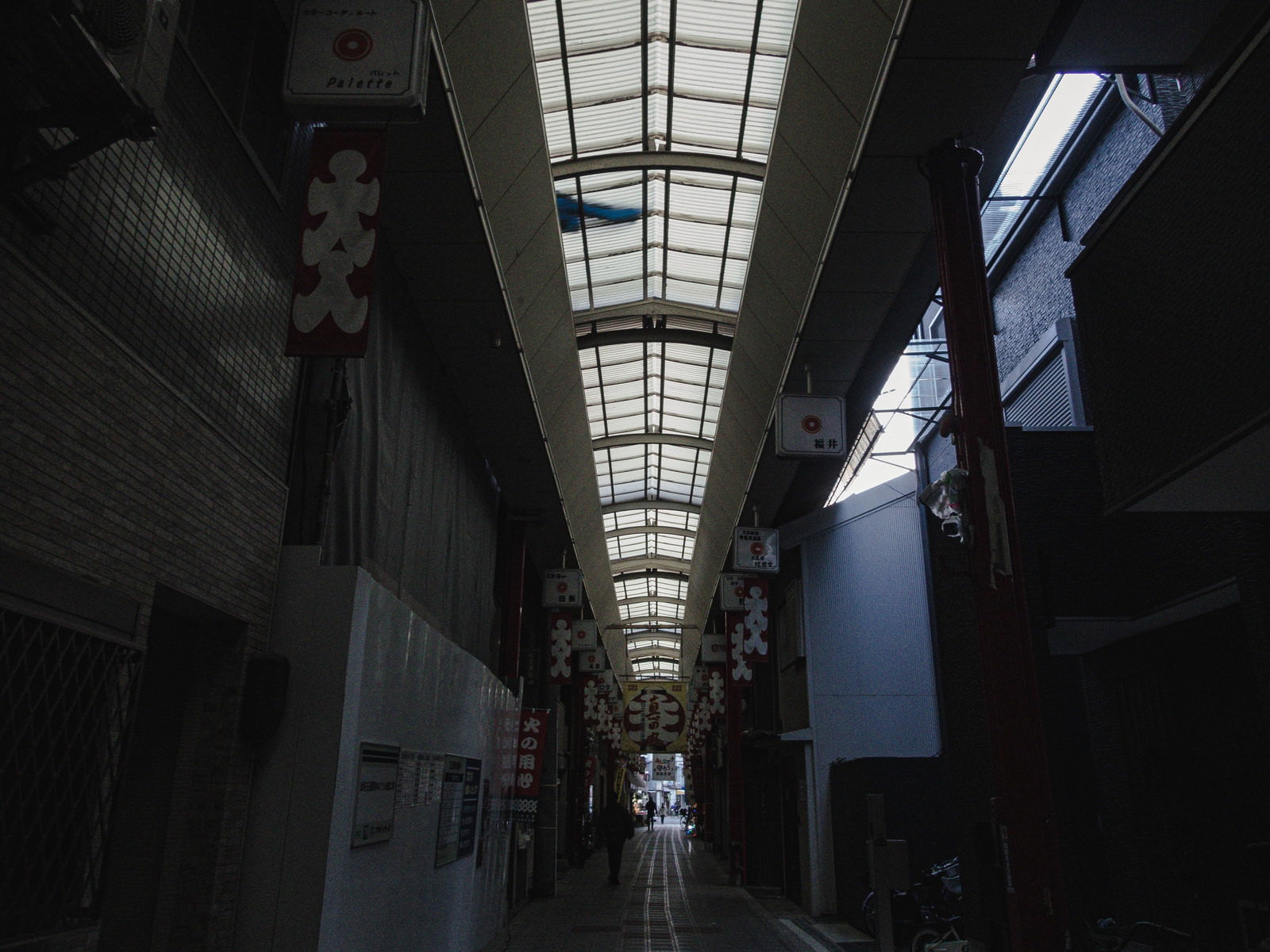 玉造日之出通商店街のガラス屋根のアーケード通路