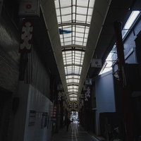 玉造日之出通商店街のガラス屋根アーケード通路の写真