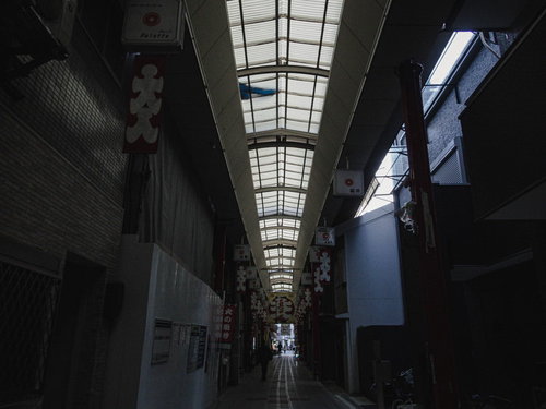 玉造日之出通商店街のガラス屋根アーケード通路