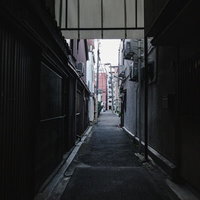 玉造日之出通商店街の誰もいない薄暗い路地裏の写真