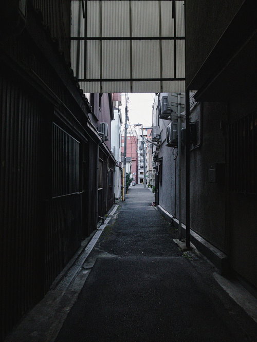 玉造日之出通商店街の誰もいない薄暗い路地裏