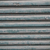 劣化による剥げとシャッターのテクスチャ。金属製シャッターの質感の写真