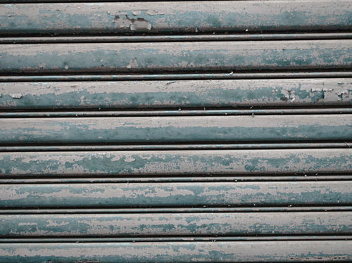 劣化による剥げとシャッターのテクスチャ。金属製シャッターの質感