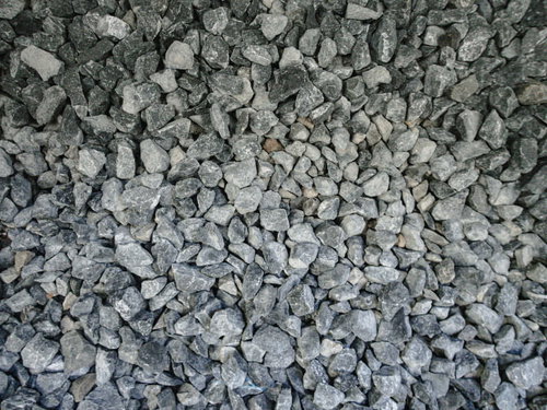 大小の灰色砕石が敷き詰められたテクスチャー