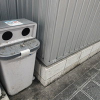 自販機横に設置されたグレーのダストボックスの写真