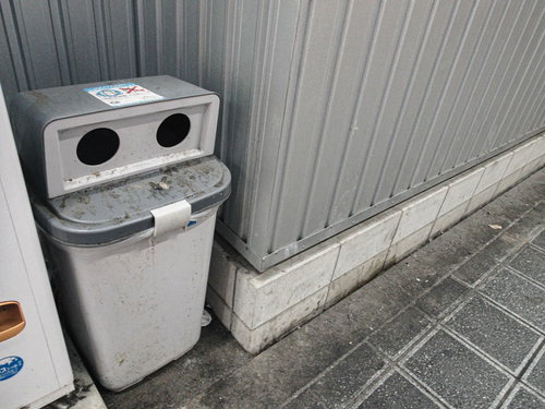 自販機横に設置されたグレーのダストボックス