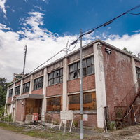 廃墟と化した美唄炭鉱の郵便局 赤いレンガ造りの2階建ての写真