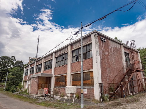 廃墟と化した美唄炭鉱の郵便局 赤いレンガ造りの2階建て