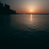 熱海の海に沈む夕日と光の筋が映るレイラインの写真