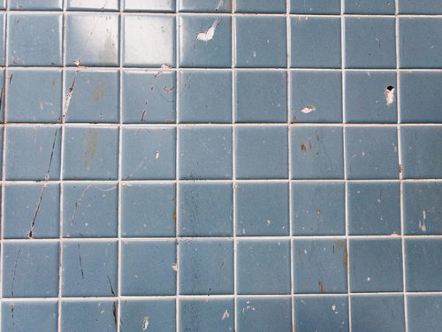 細かく傷ついた青みがかったタイル壁のテクスチャ