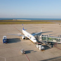 関西空港の滑走路に駐機する飛行機の写真