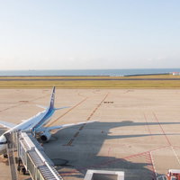 関西空港の滑走路に伸びる飛行機の影の写真