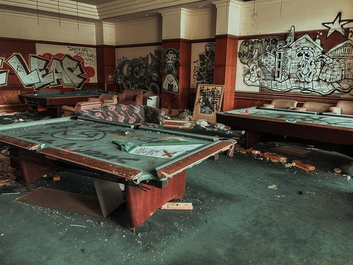朽ち果てたビリヤード台が並ぶ廃墟の娯楽場