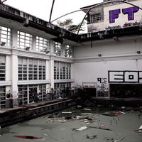 施設内の広いスペースに残るグラフィティの廃墟の写真