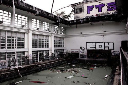 施設内の広いスペースに残るグラフィティの廃墟