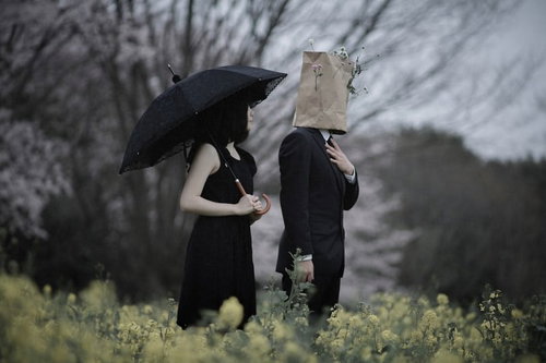 菜の花畑で黙祷する同士のふたり