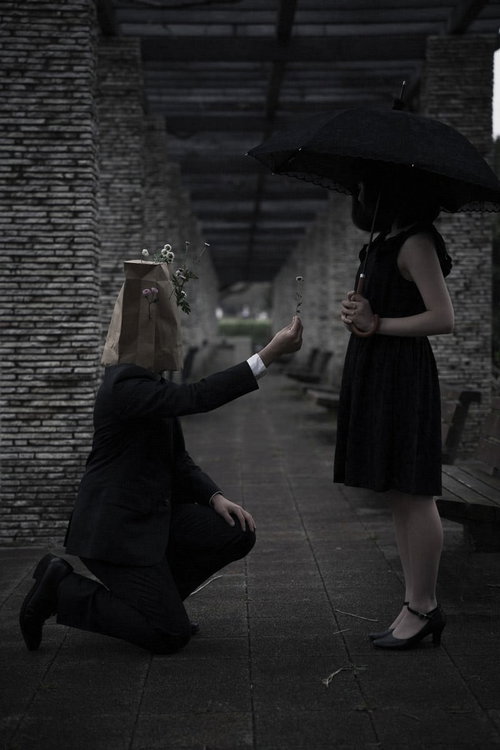 自ら摘んだお花を手渡す紙袋系男子の告白シーン