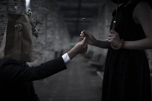 お花あげます、と花束を渡す匿名の告白シーン