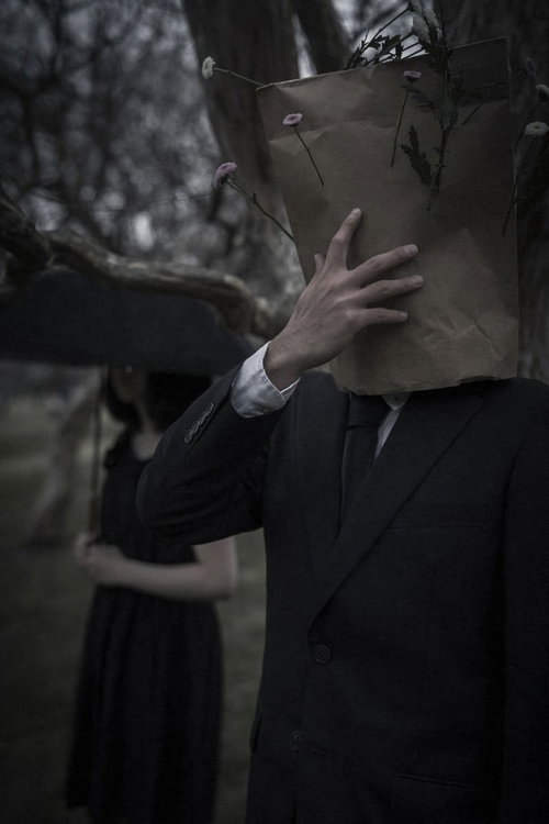 恋に敗れて頭を抱える紙袋男子