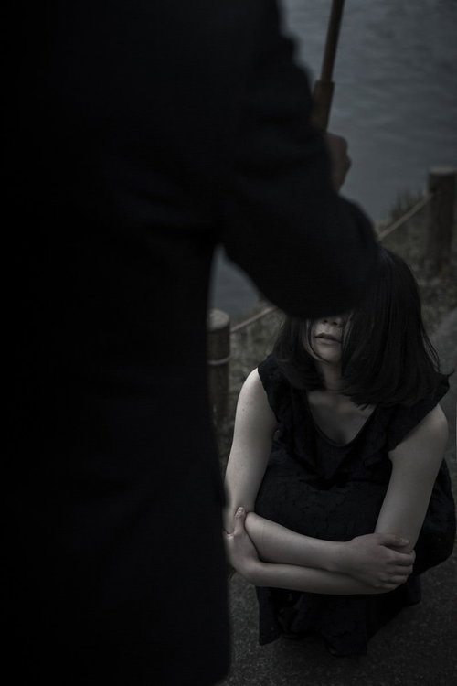 悲しみの中、突如男性の姿が傘とともに現れる瞬間