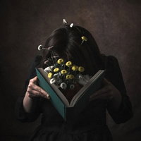 お花畑脳で本に没頭する女性の読書風景と脳内活動の写真