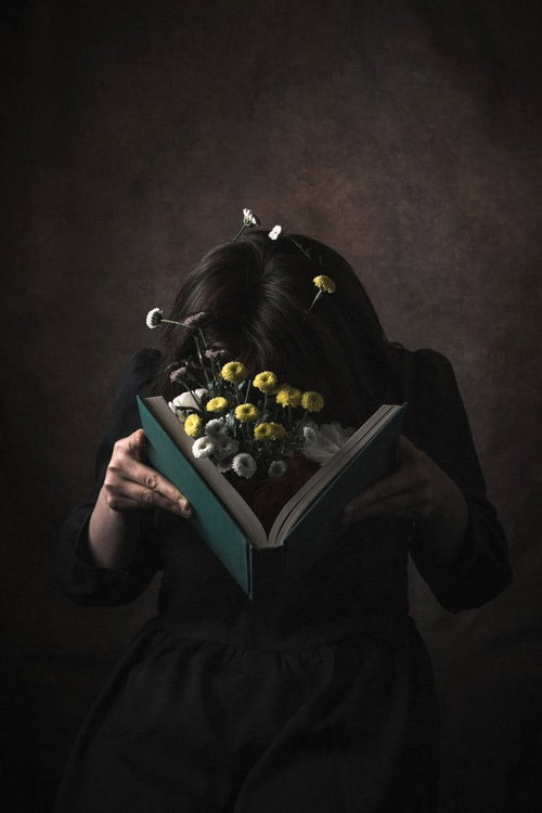 お花畑脳で本に没頭する女性の読書風景と脳内活動