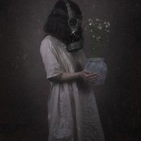 汚染された土壌から拾い上げたお花を持つ少女の写真