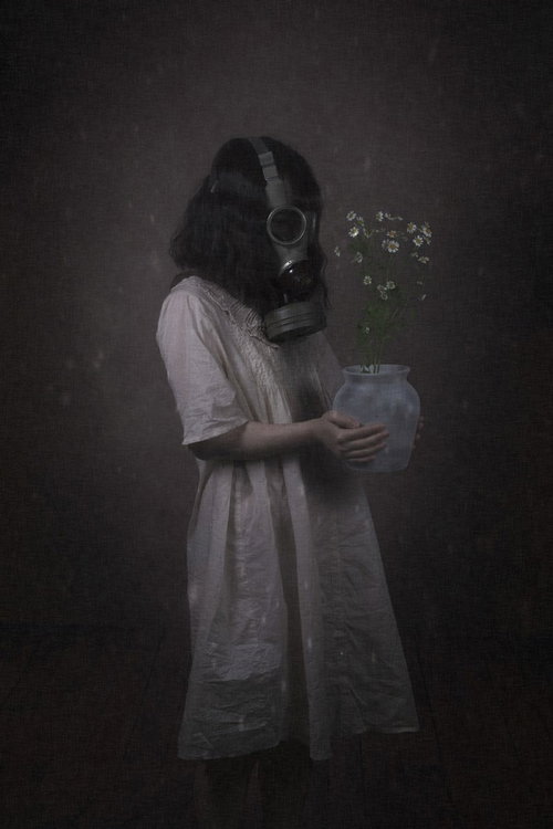 汚染された土壌から拾い上げたお花を持つ少女