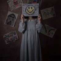 笑顔のたえない家族でした...。心の葛藤を表現する女性の写真