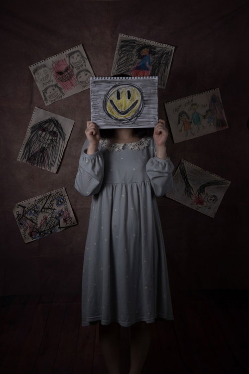 笑顔のたえない家族でした...。心の葛藤を表現する女性