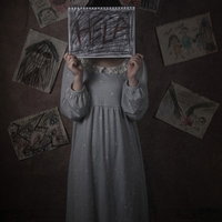 緘黙する少女、助けて欲しいと心の叫び～トランプカードと白いワンピースの写真