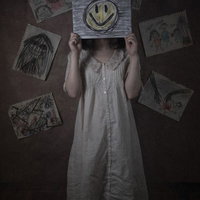 ワタシはいつもニコニコいい子ちゃん〜白いワンピースとタロットカードの写真