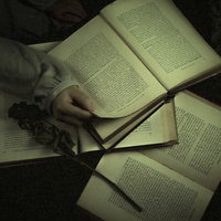 眼鏡をかけて洋書を読む手元のクローズアップの写真